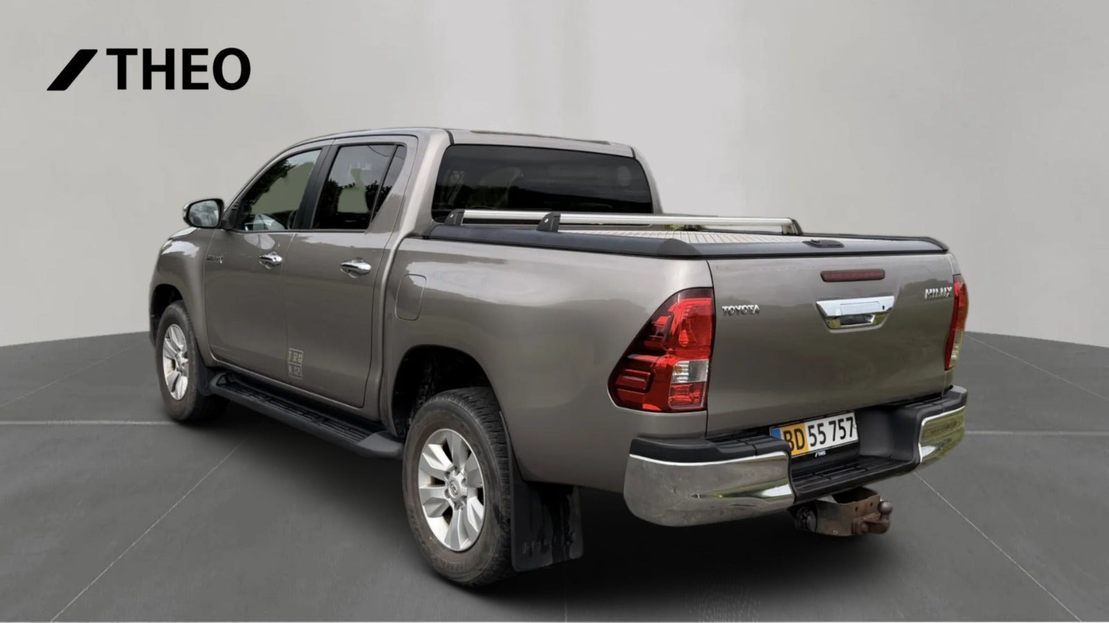Beige Toyota HiLux fra 2016
