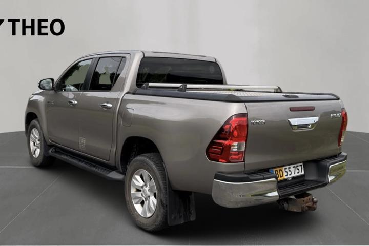 Beige Toyota HiLux fra 2016