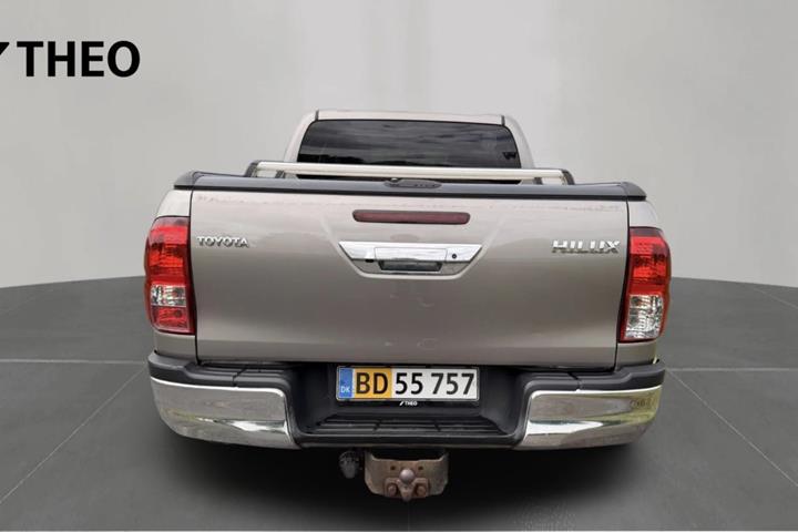 Beige Toyota HiLux fra 2016