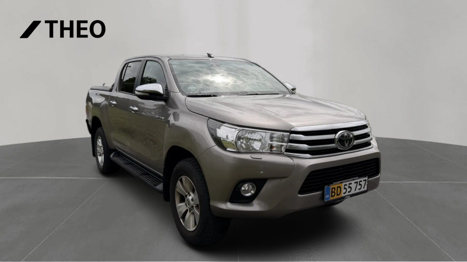 Beige Toyota HiLux fra 2016