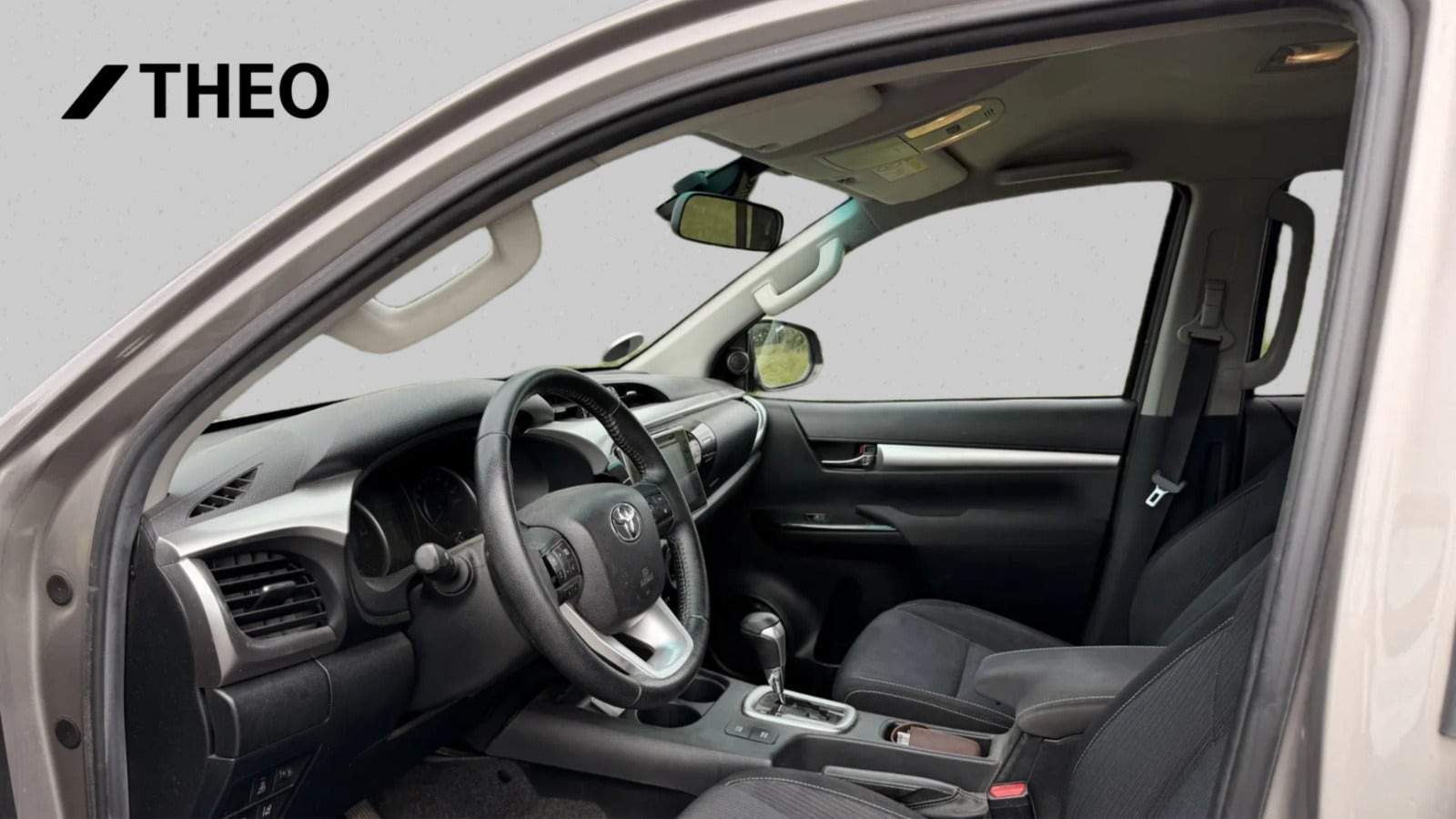 Beige Toyota HiLux fra 2016