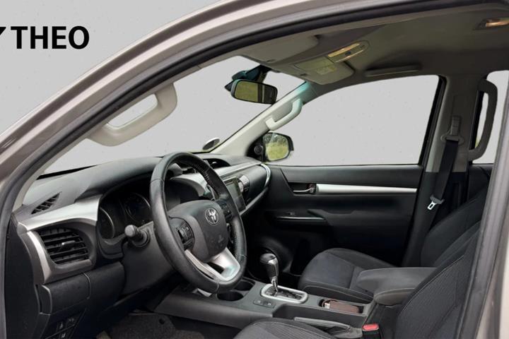 Beige Toyota HiLux fra 2016