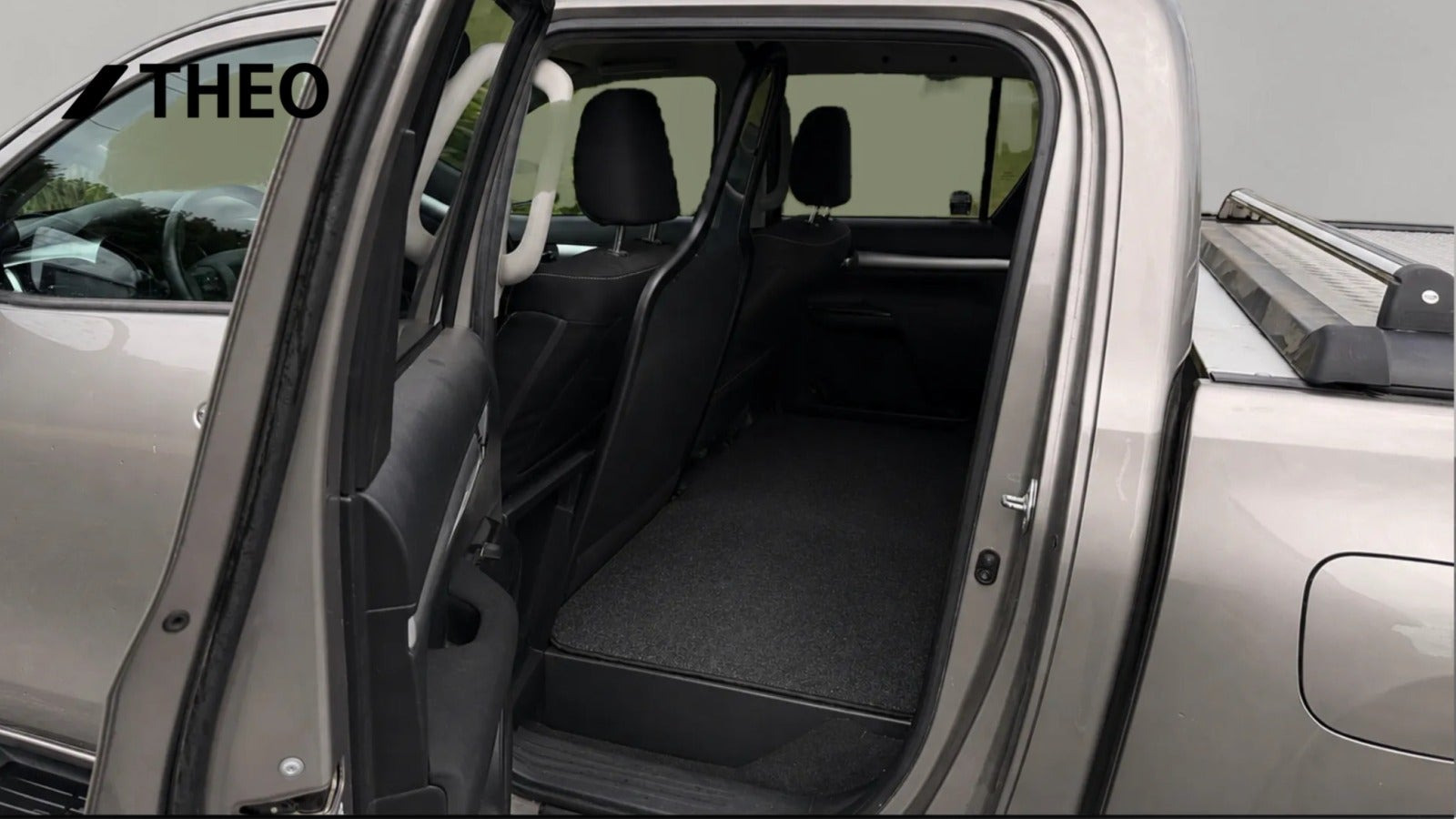 Beige Toyota HiLux fra 2016