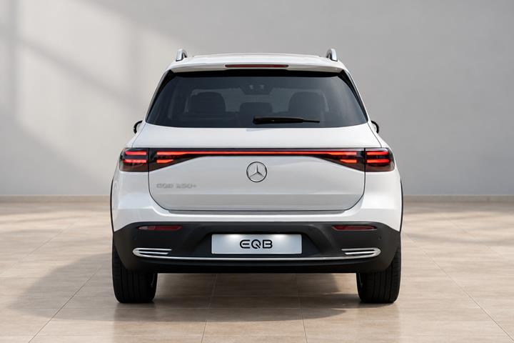 Hvid Mercedes EQB250+ fra 2025