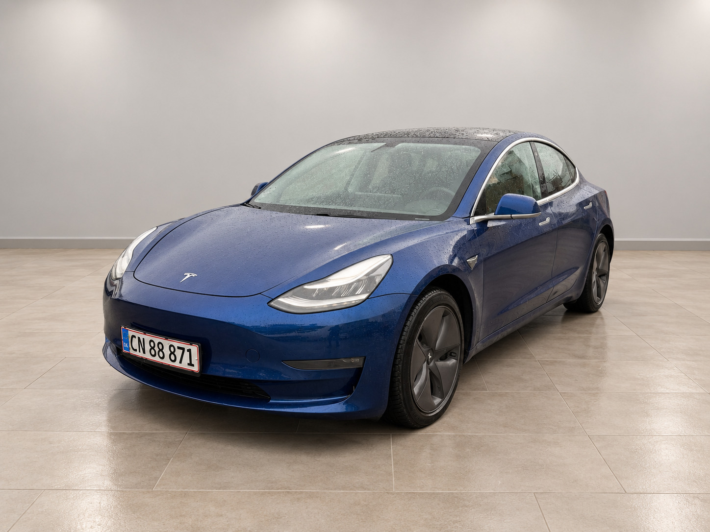 Blå Tesla Model 3 fra 2020
