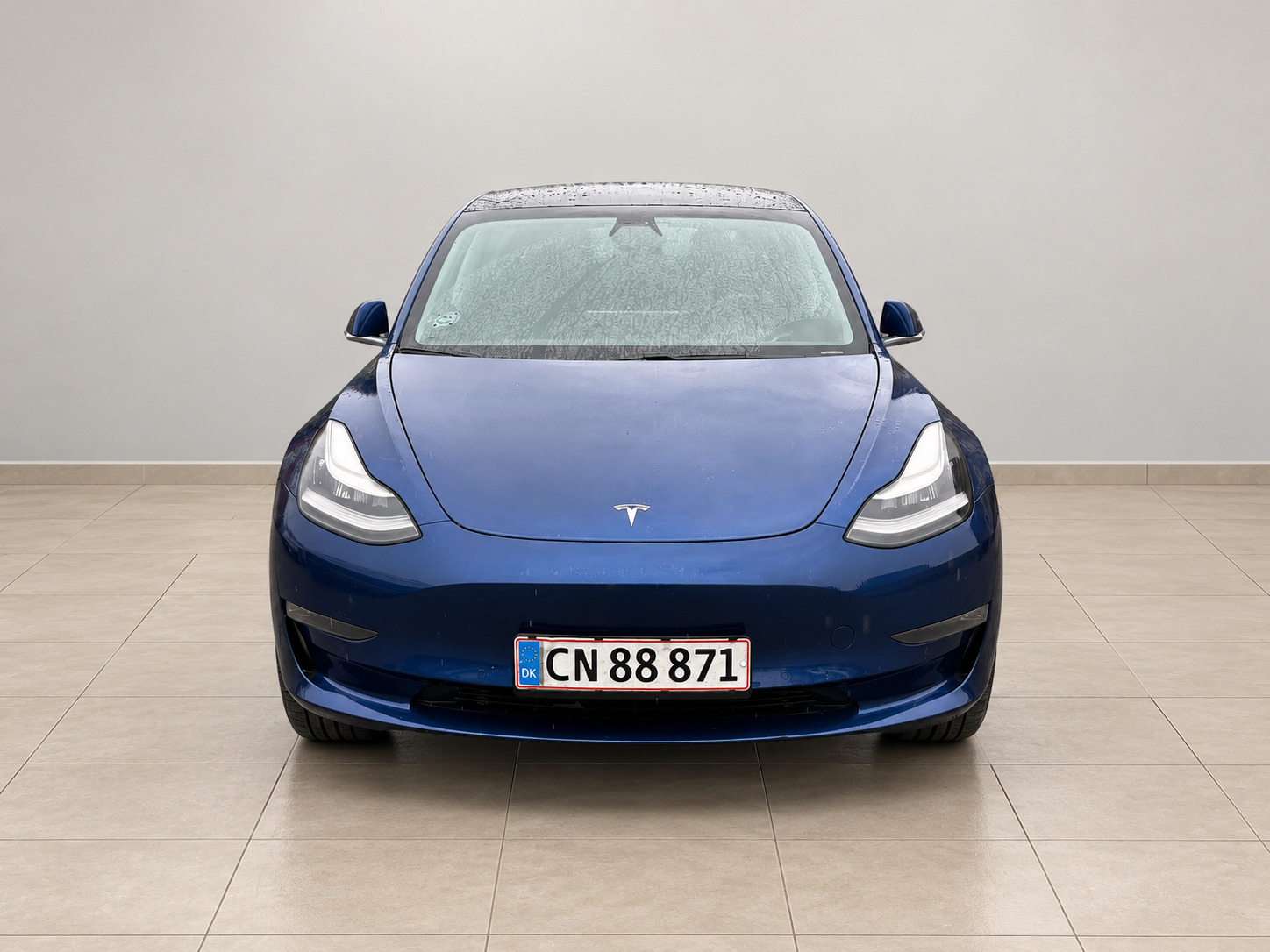 Blå Tesla Model 3 fra 2020