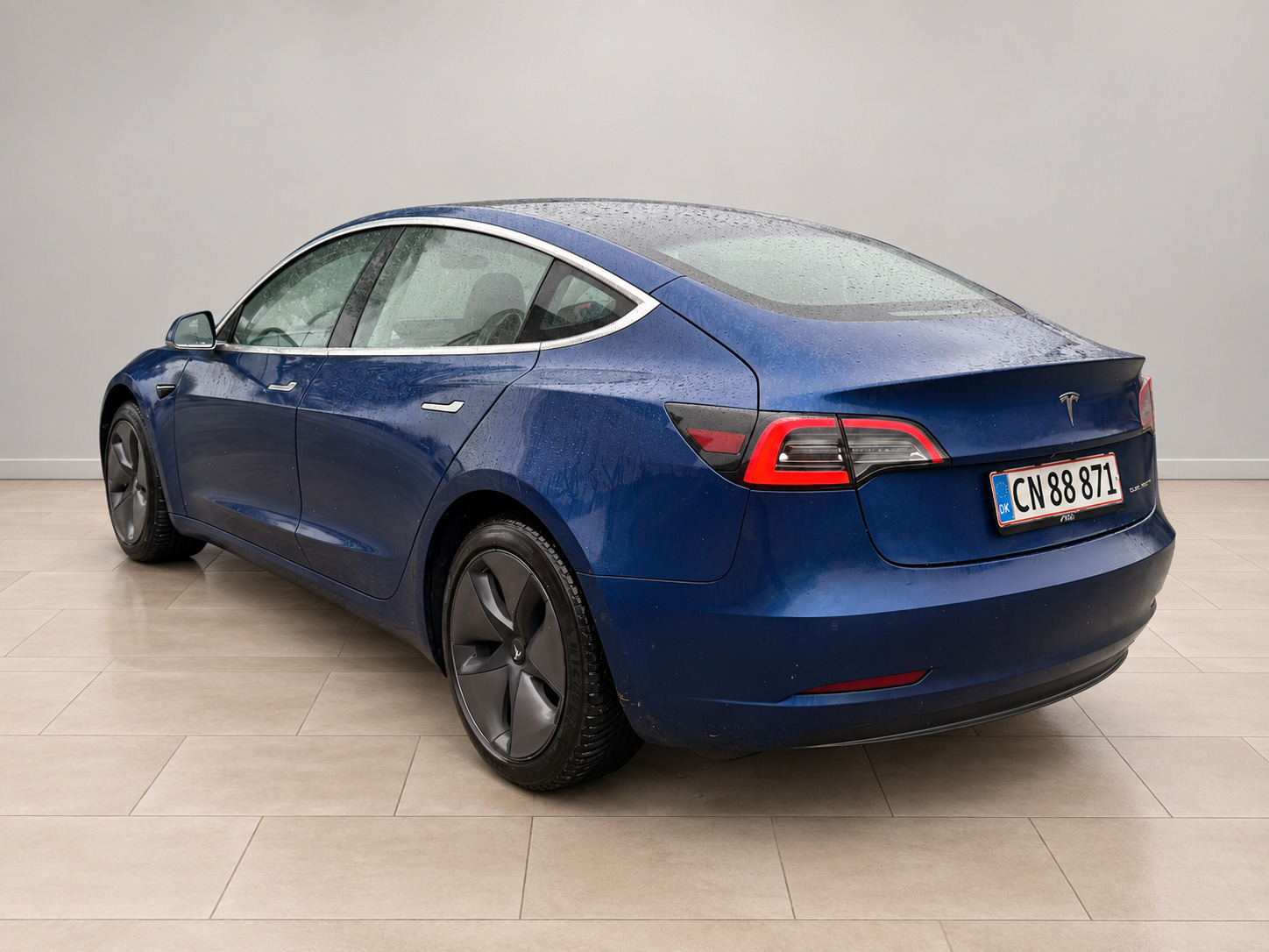 Blå Tesla Model 3 fra 2020