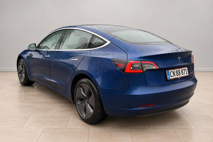 Blå Tesla Model 3 fra 2020