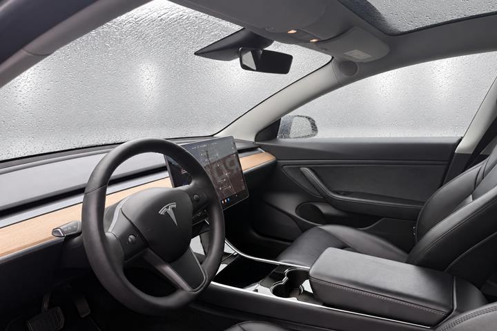 Blå Tesla Model 3 fra 2020