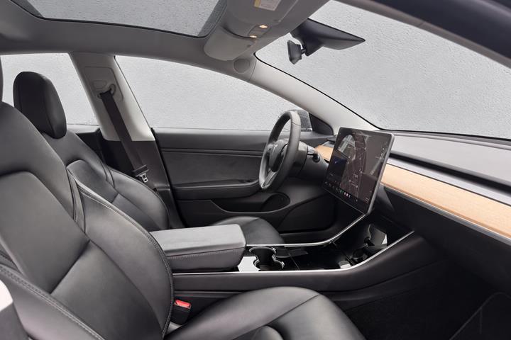 Blå Tesla Model 3 fra 2020