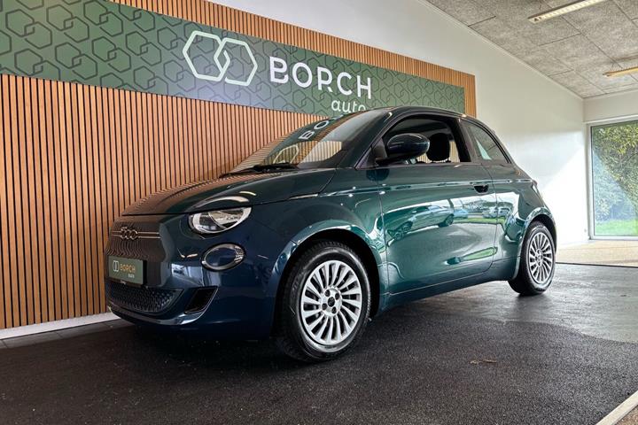 Blå Fiat 500e fra 2022 set udefra