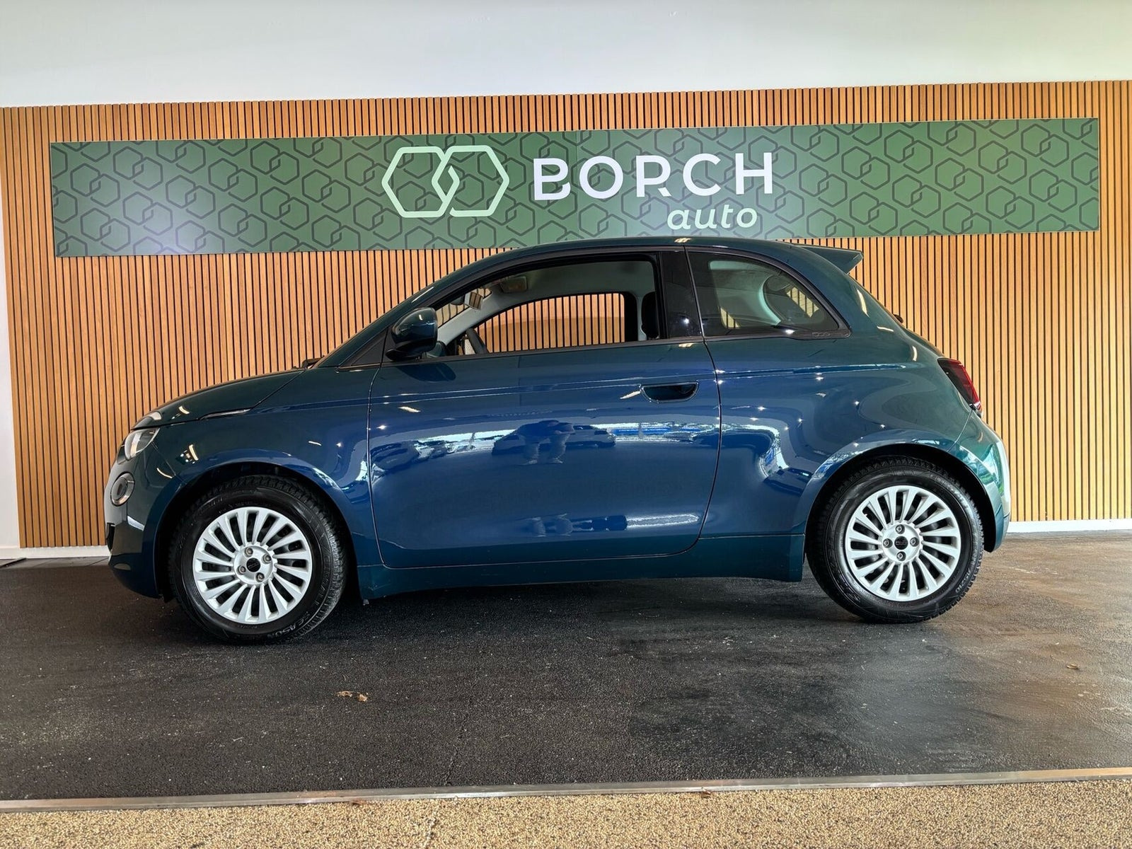 Blå Fiat 500e fra 2022