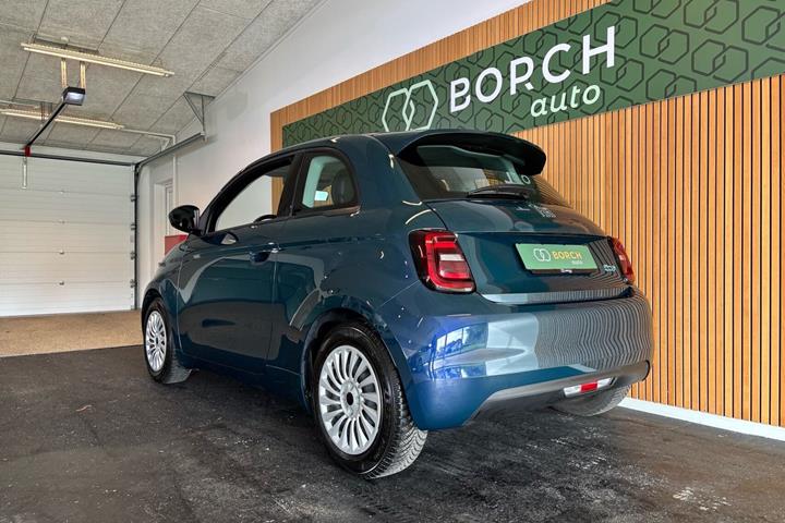 Blå Fiat 500e fra 2022