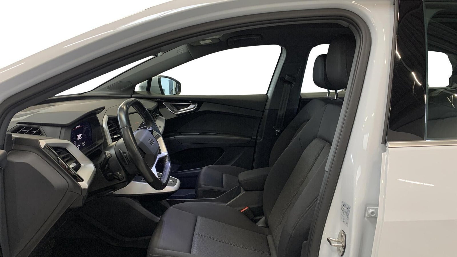 Hvid Audi Q4 e-tron fra 2023