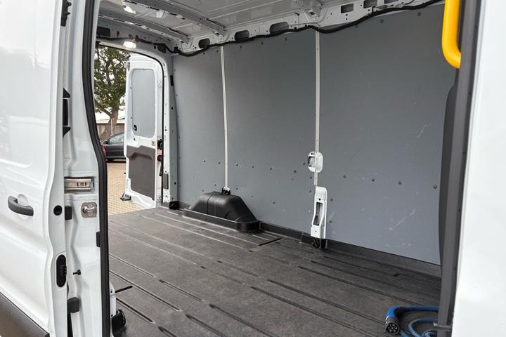 Hvid Ford E-Transit 350 L2 Van fra 2022