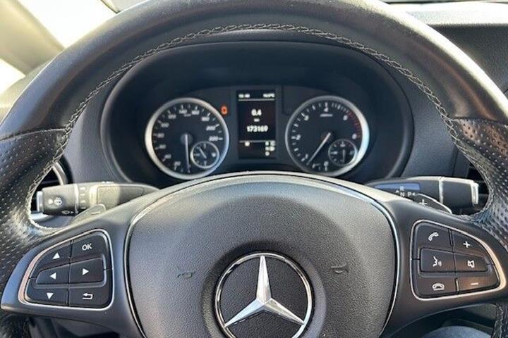 Sølv Mercedes Vito 114 fra 2019