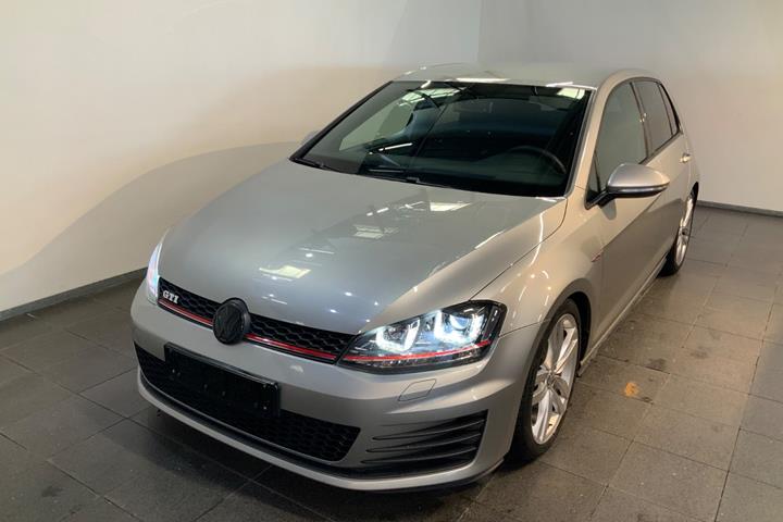 Grå VW Golf VII fra 2016