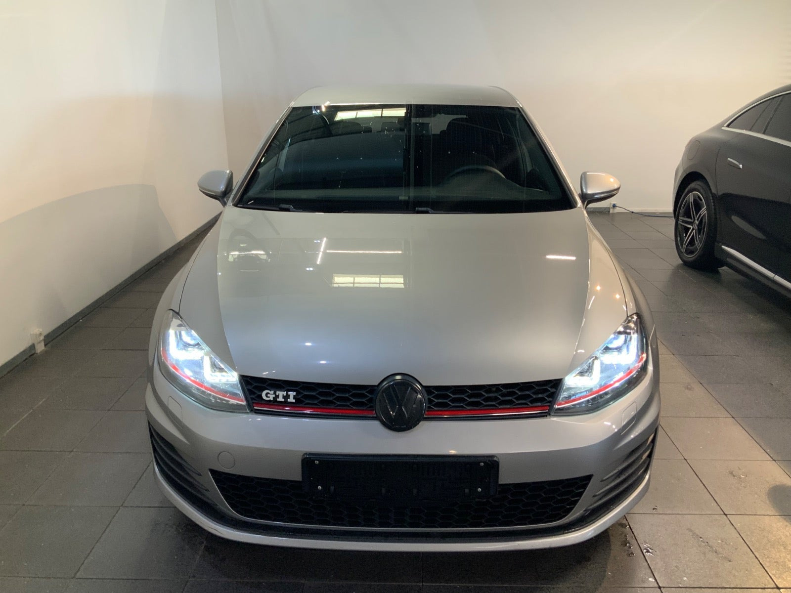Grå VW Golf VII fra 2016
