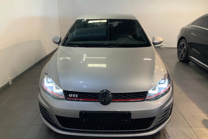 Grå VW Golf VII fra 2016