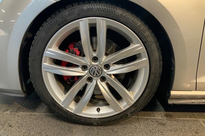 Grå VW Golf VII fra 2016