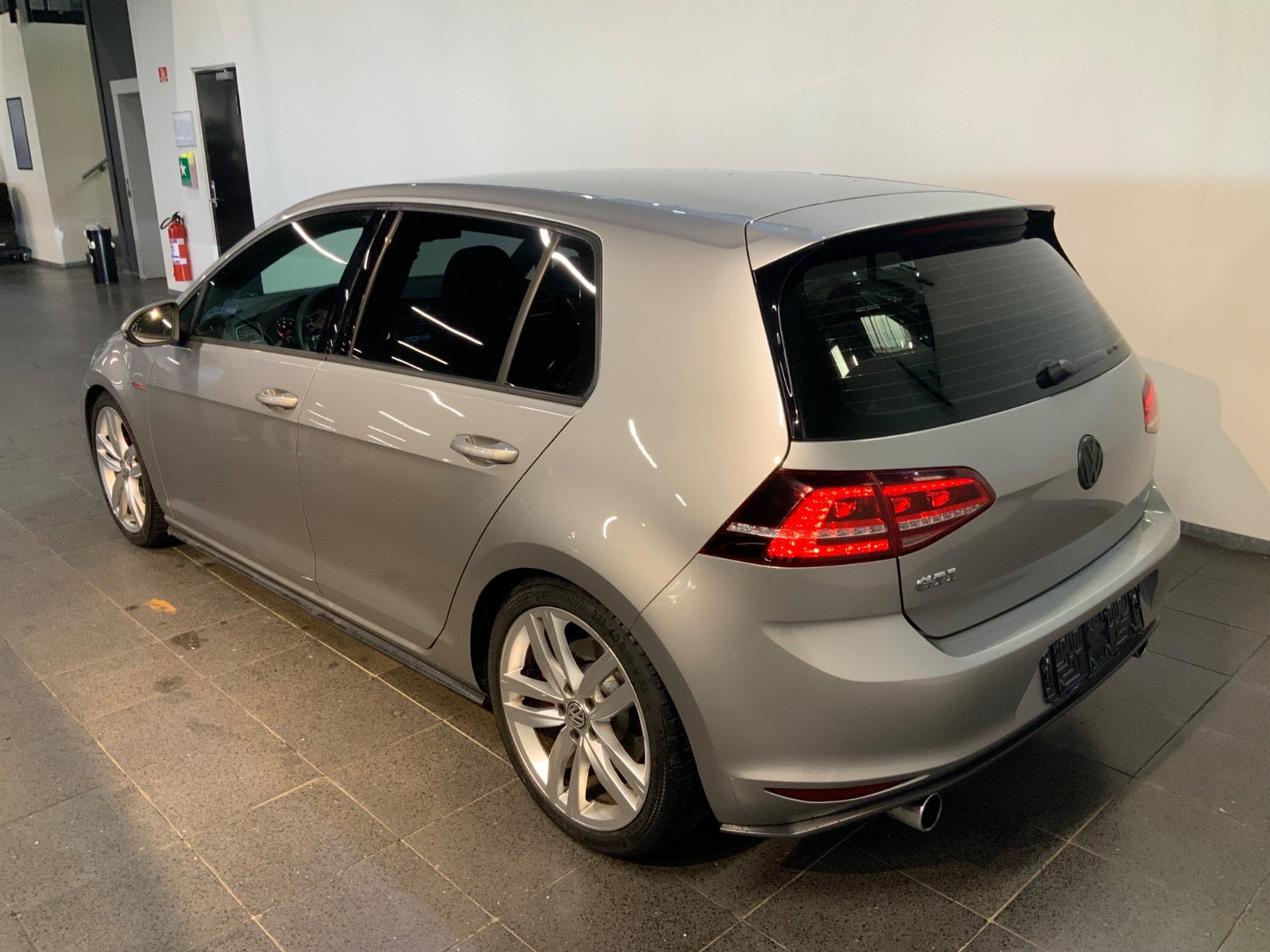 Grå VW Golf VII fra 2016