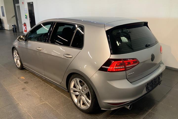 Grå VW Golf VII fra 2016