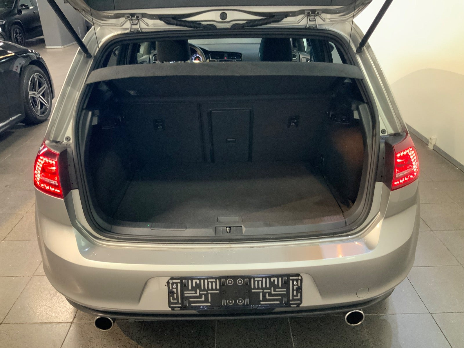 Grå VW Golf VII fra 2016