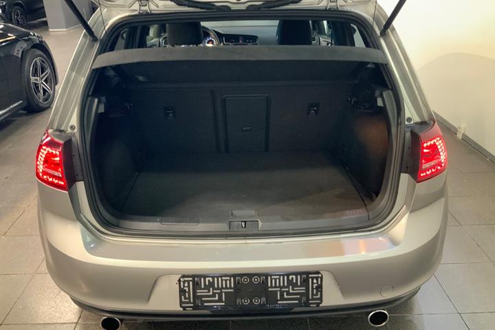Grå VW Golf VII fra 2016