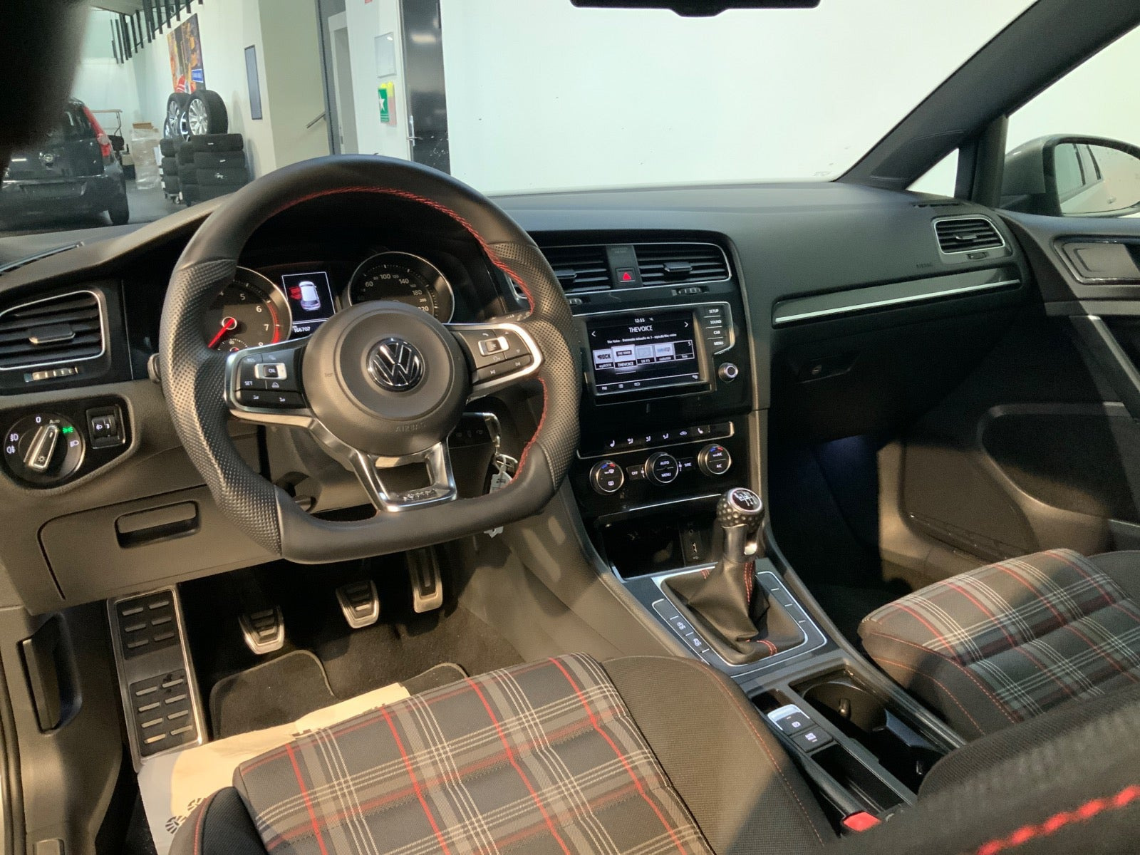 Grå VW Golf VII fra 2016