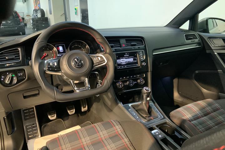 Grå VW Golf VII fra 2016