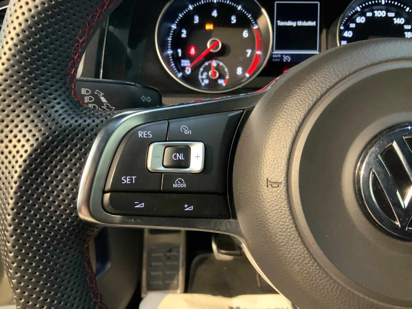 Grå VW Golf VII fra 2016