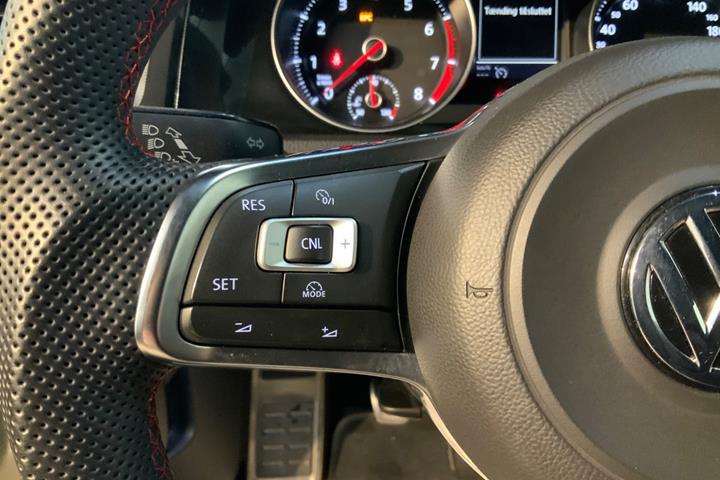 Grå VW Golf VII fra 2016