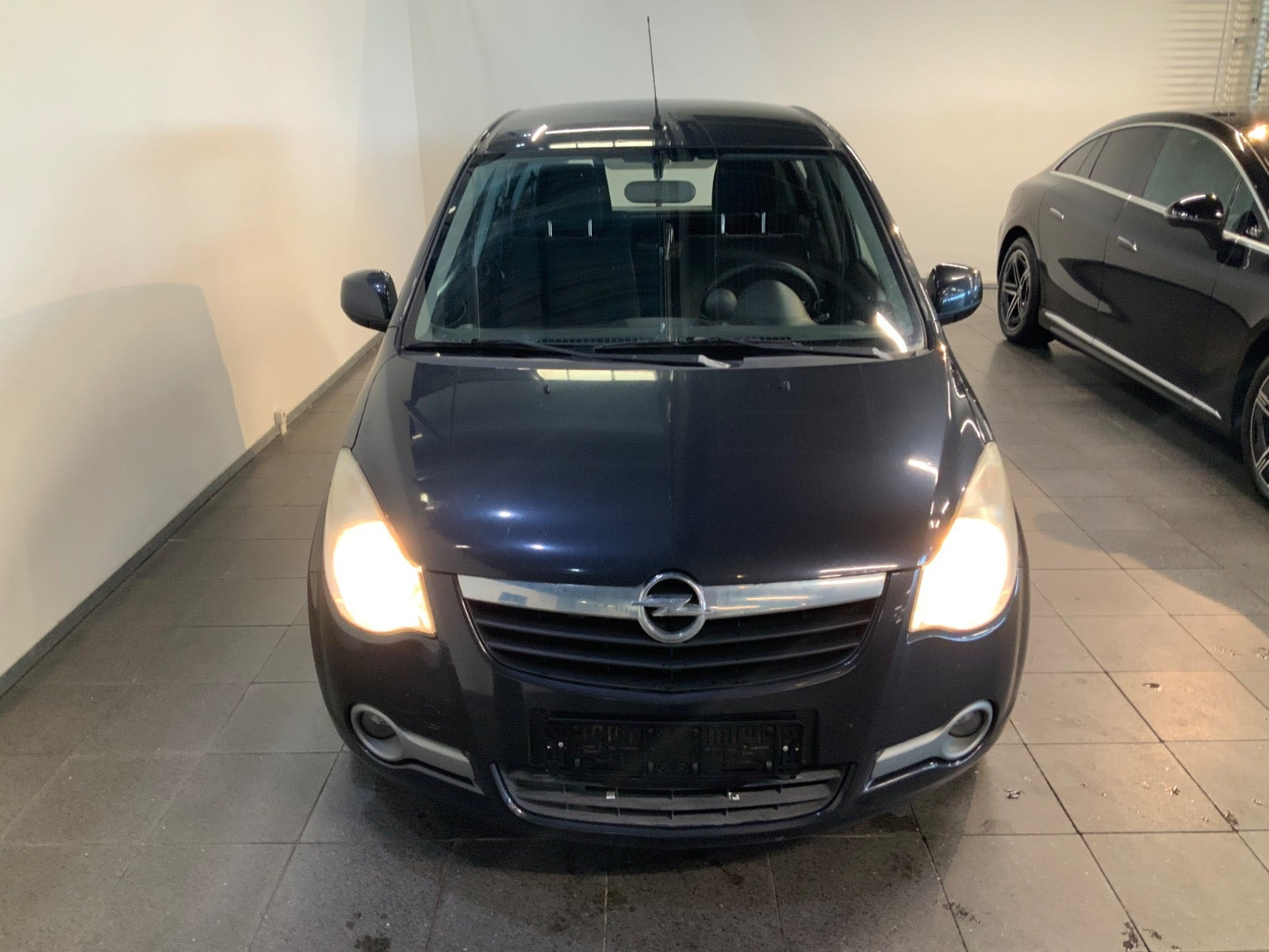 Grå Opel Agila fra 2010