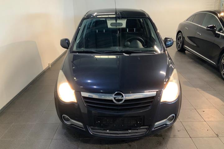 Grå Opel Agila fra 2010