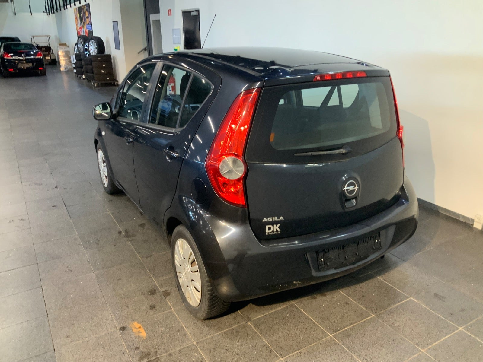 Grå Opel Agila fra 2010