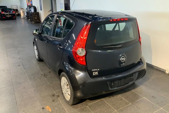 Grå Opel Agila fra 2010