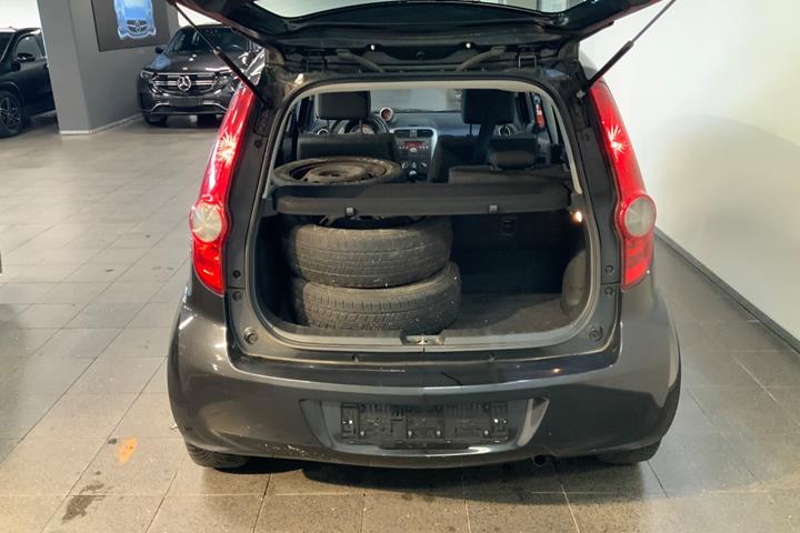 Grå Opel Agila fra 2010