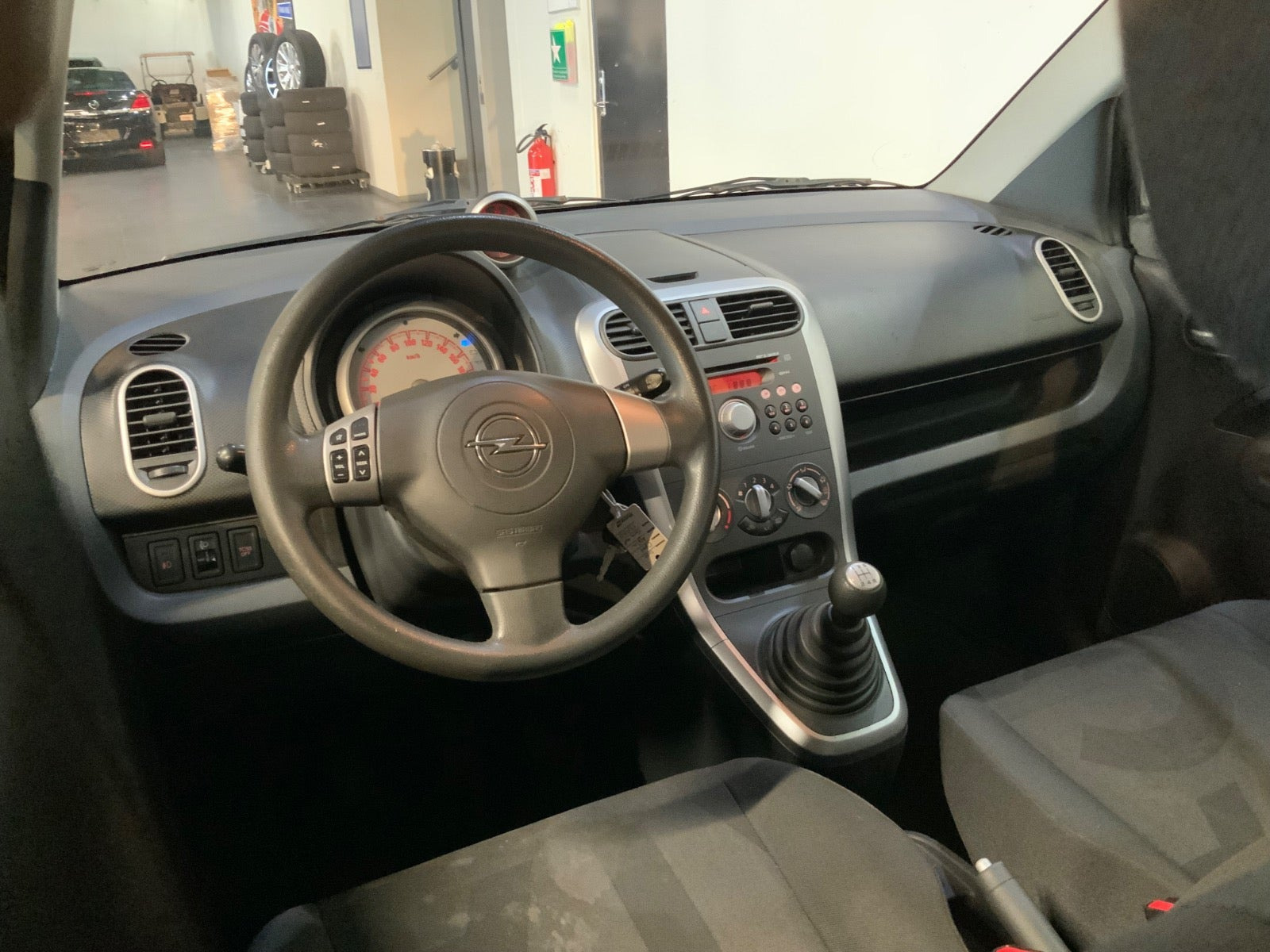 Grå Opel Agila fra 2010