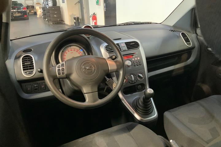 Grå Opel Agila fra 2010