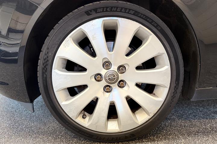 Sort Opel Insignia fra 2010