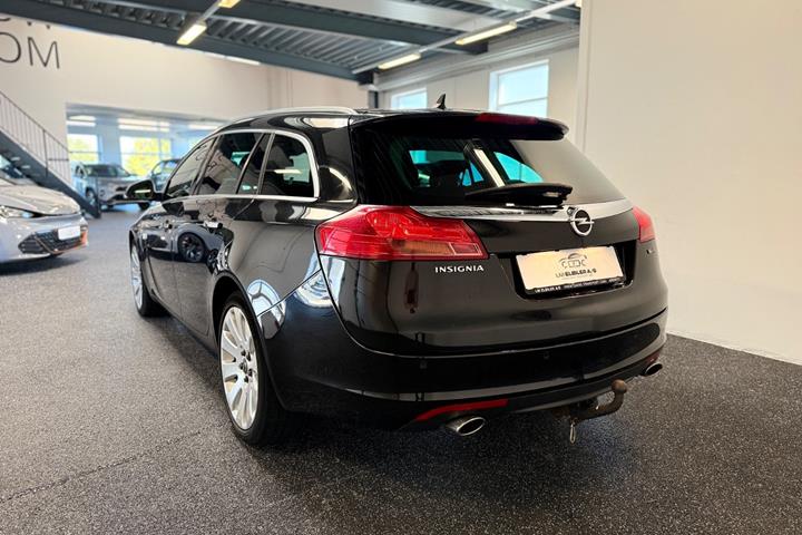 Sort Opel Insignia fra 2010