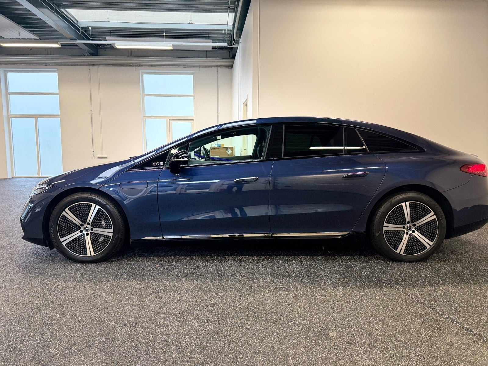 Blå Mercedes EQS450+ fra 2022