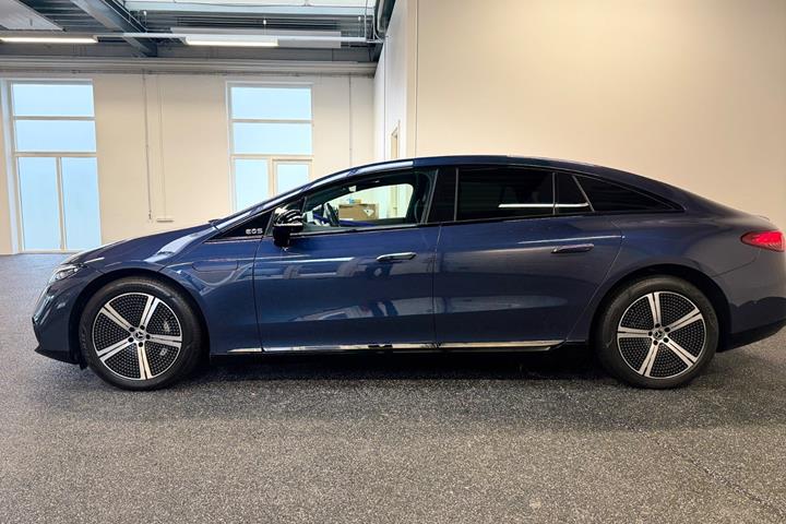 Blå Mercedes EQS450+ fra 2022