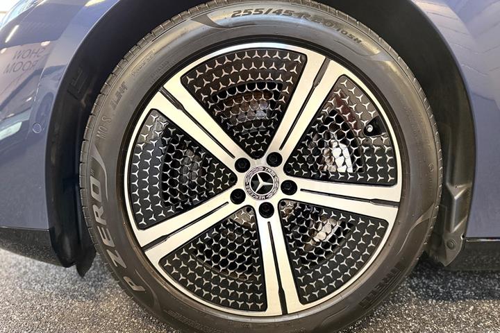 Blå Mercedes EQS450+ fra 2022