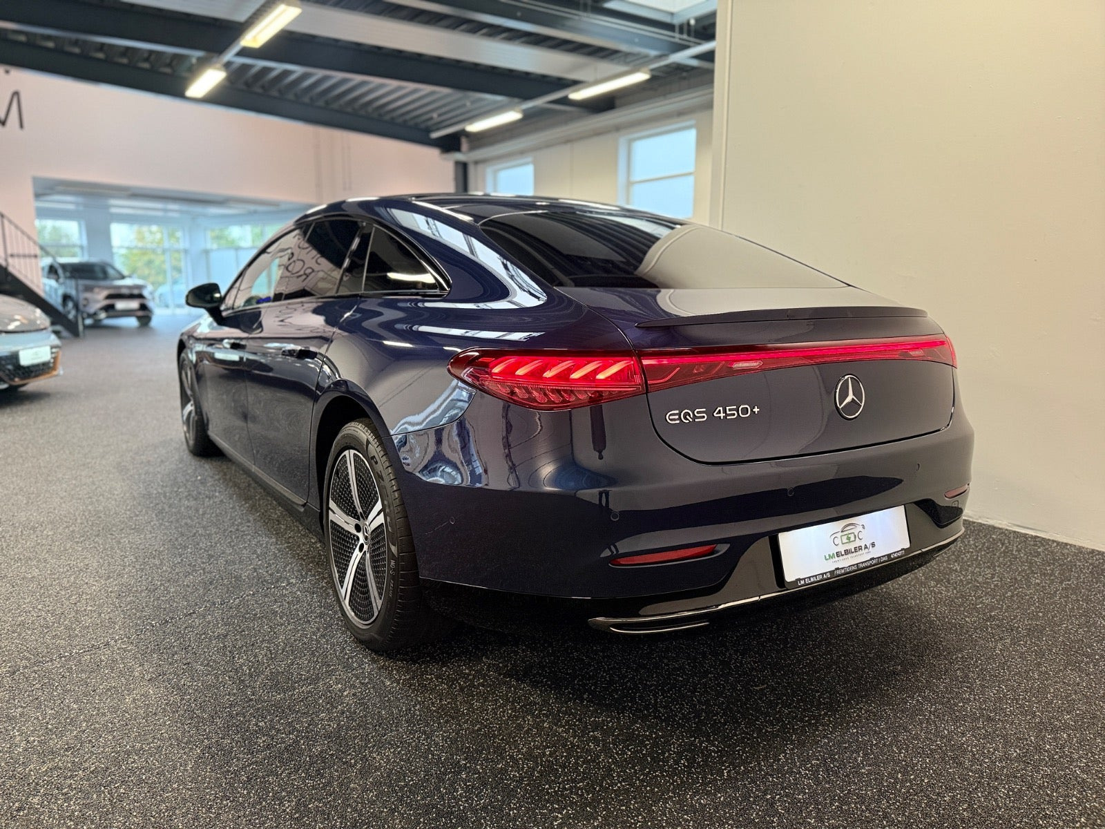 Blå Mercedes EQS450+ fra 2022