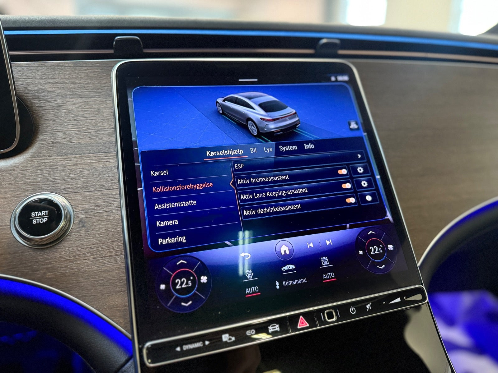 Blå Mercedes EQS450+ fra 2022
