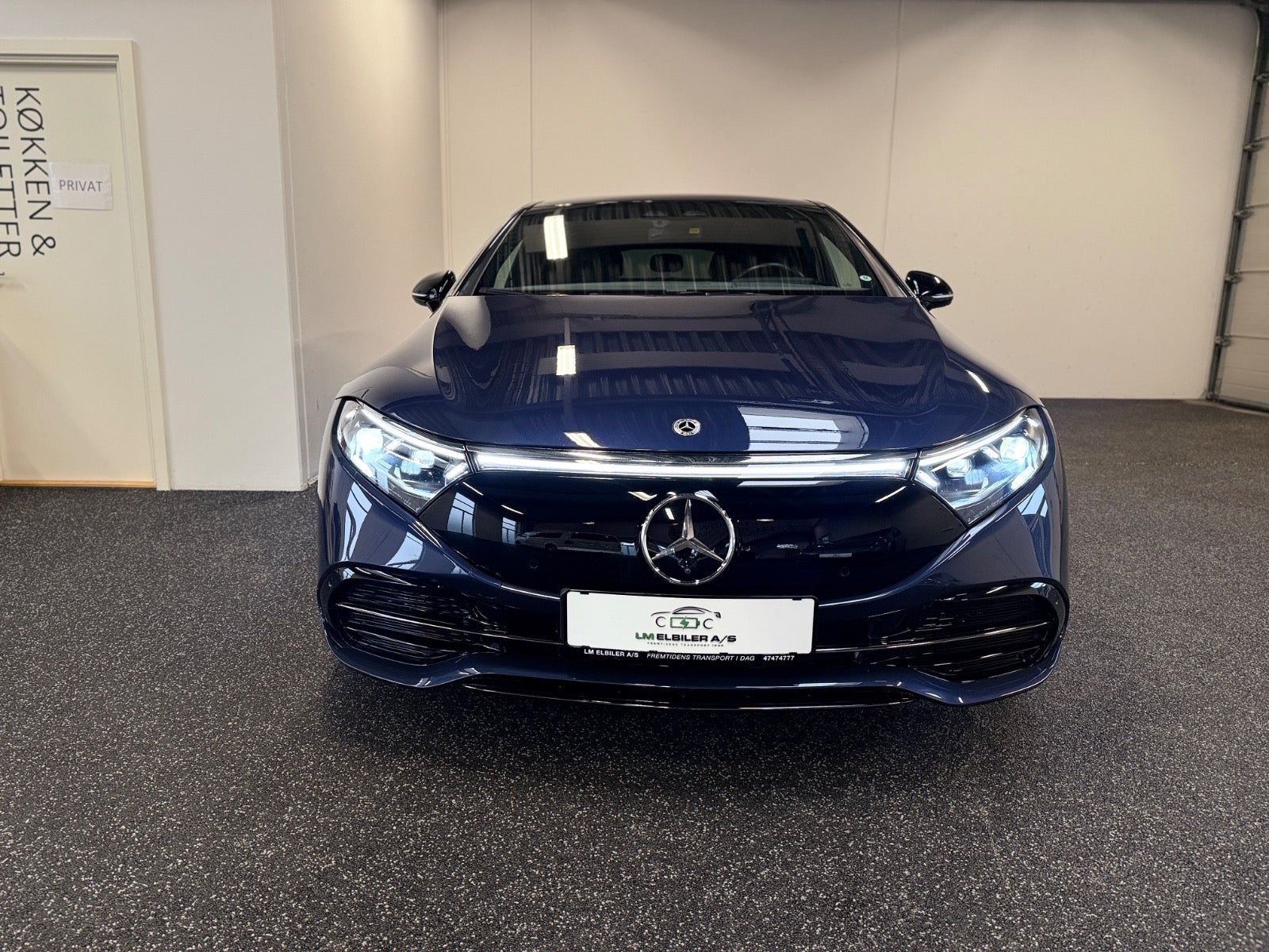 Blå Mercedes EQS450+ fra 2022