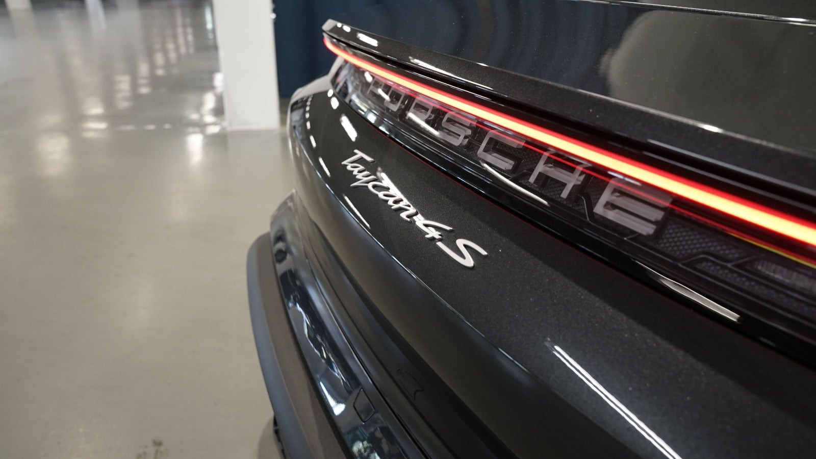 Sort Porsche Taycan 4S fra 2025
