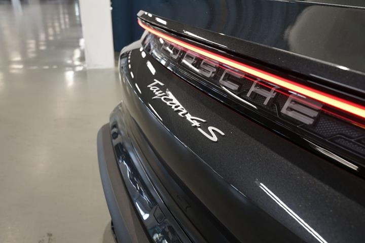 Sort Porsche Taycan 4S fra 2025