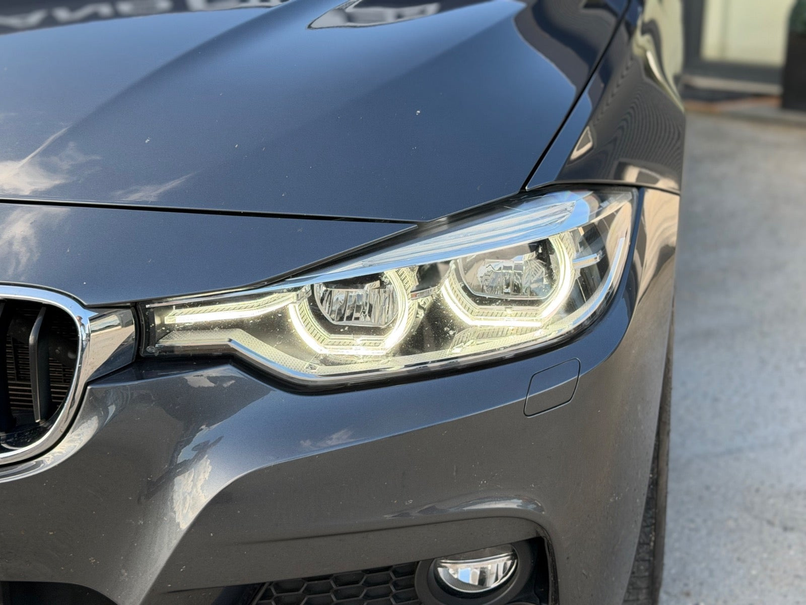 Grå BMW 320i fra 2019